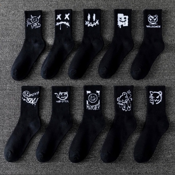 ๐๐ Random Sets 2 Pairs of Graffiti Ankle Socks - Picture 3 of 8